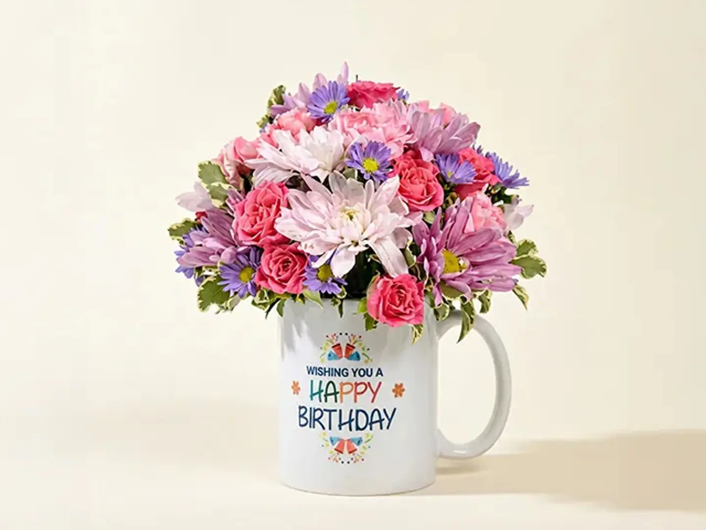 باقة زهور متنوعة في كوب تنسيق هدايا إبداعي