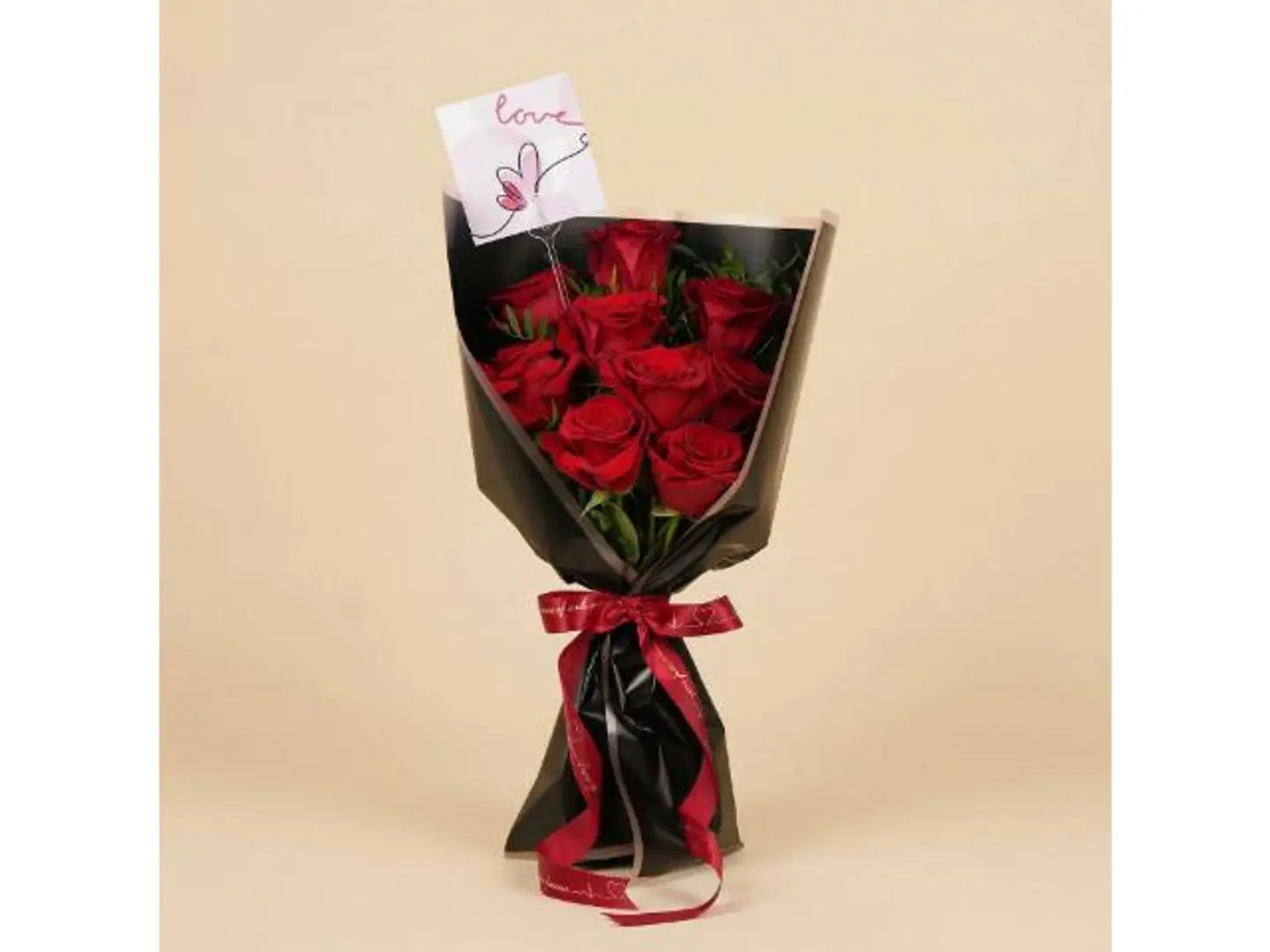 بوكيه فالنتاين ورد أحمر مع تاق حب