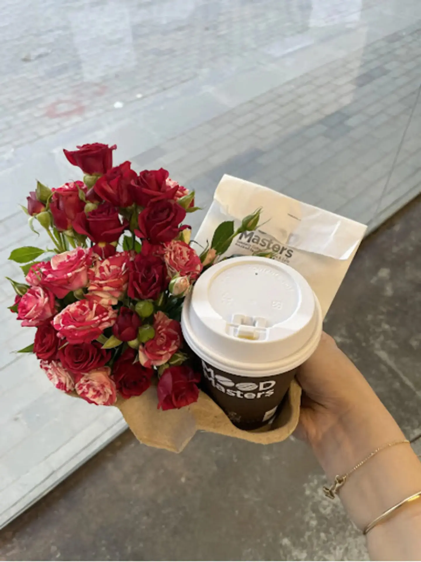 ورد وحلى وقهوة