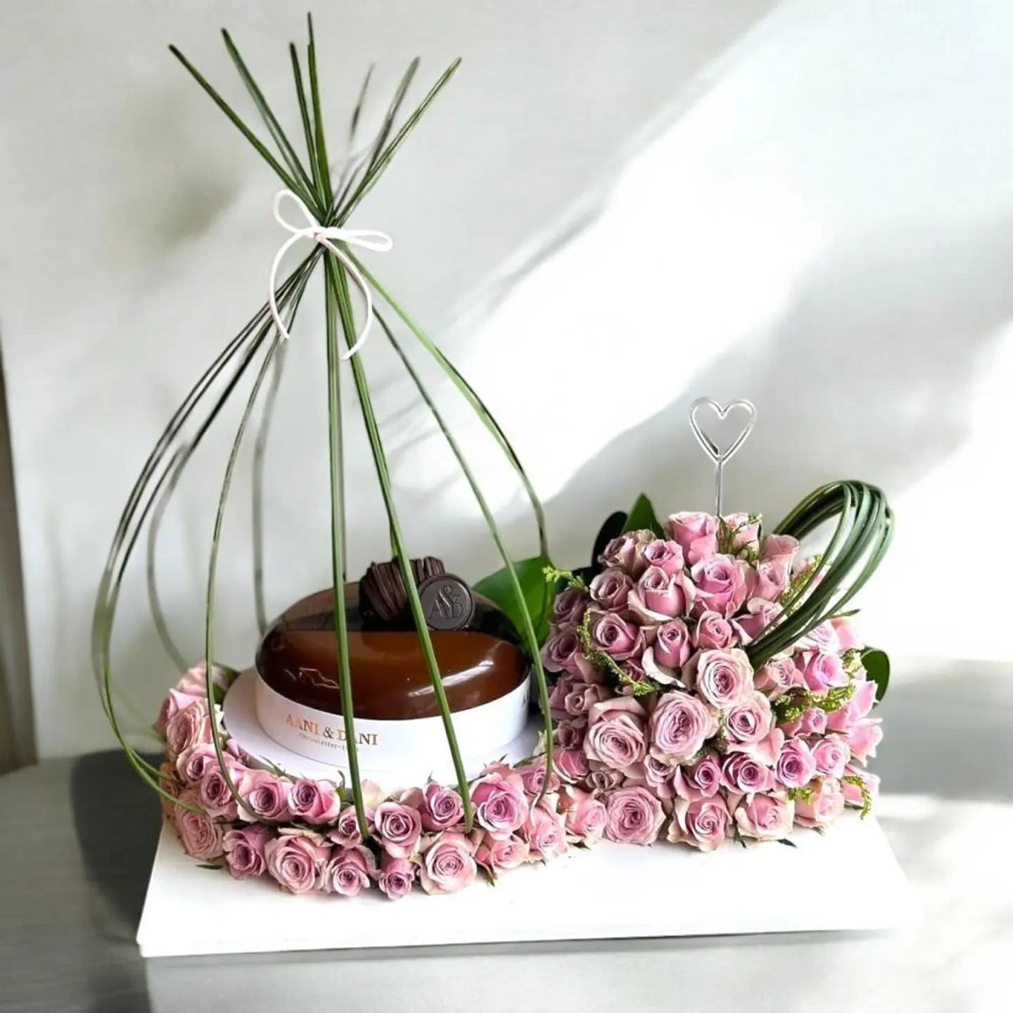 الورود والكاكاو على قاعدة