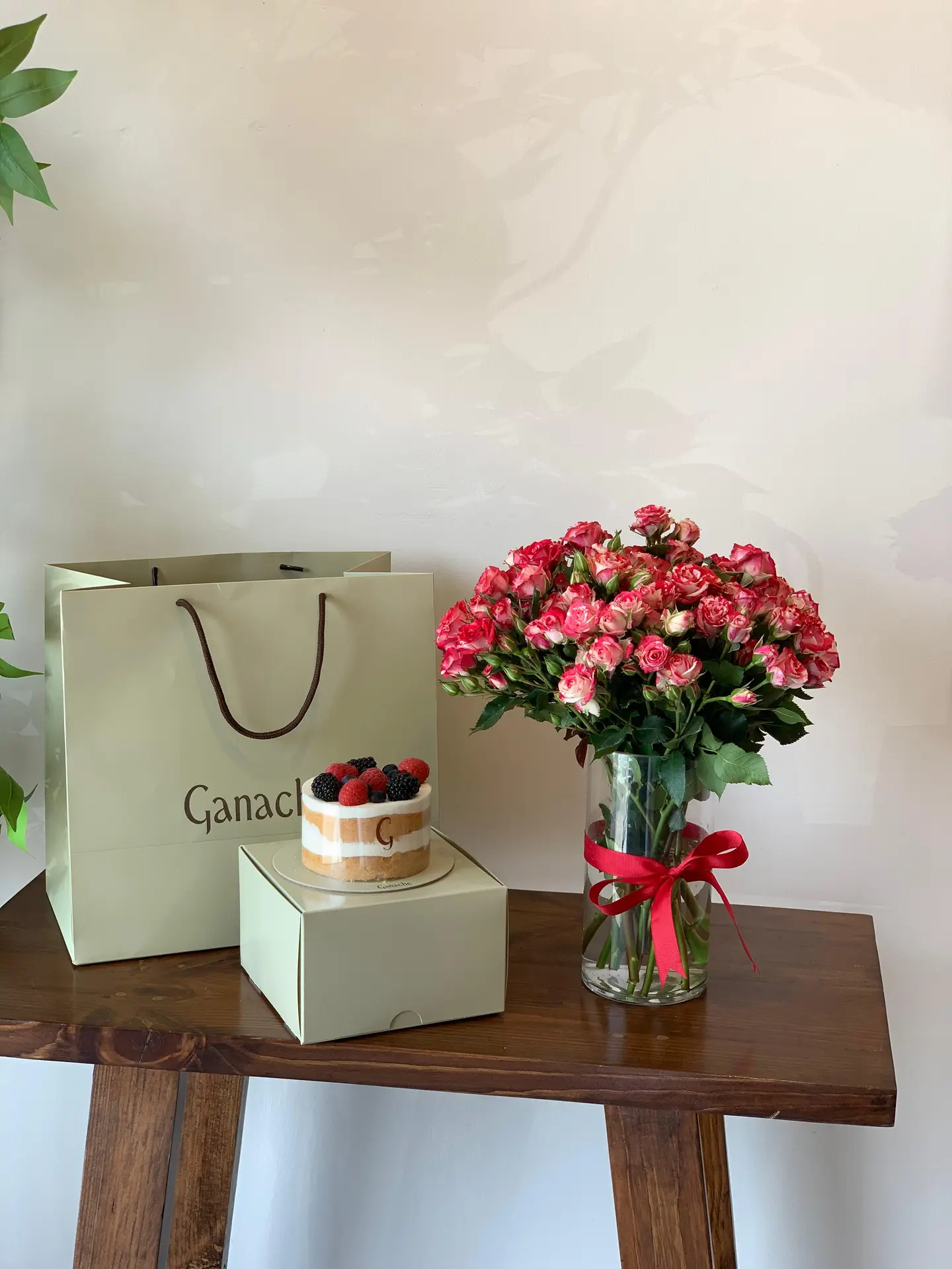 فازة ورد وكيكة التوت