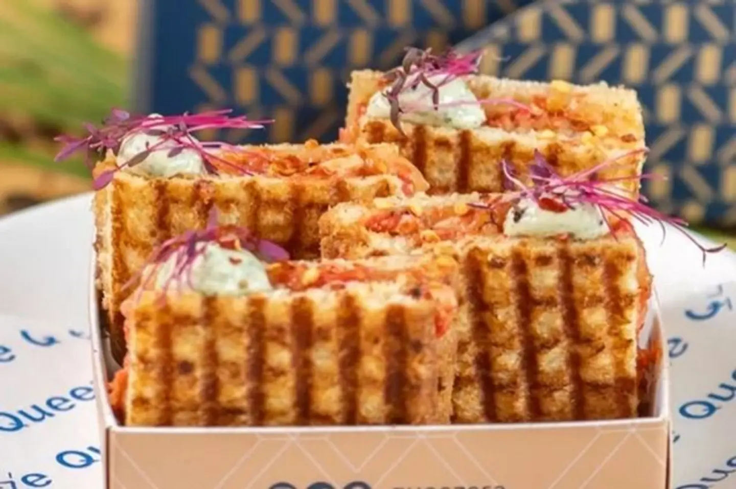 ساندويش دجاج تيكا بالجبنة