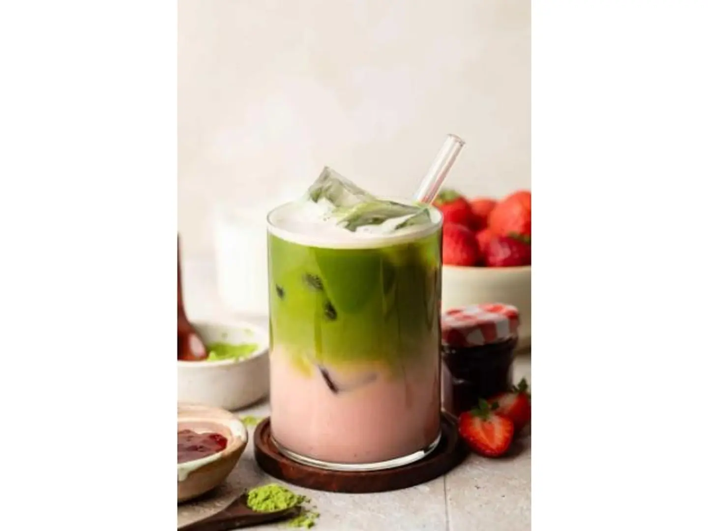 ماتشا فراولة مثلج