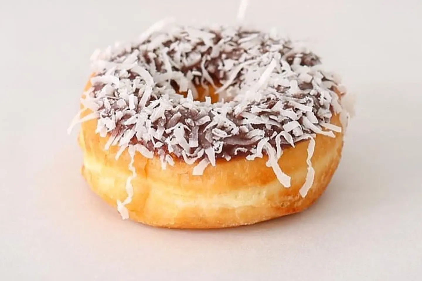 دونات جوز هند مع كريمة