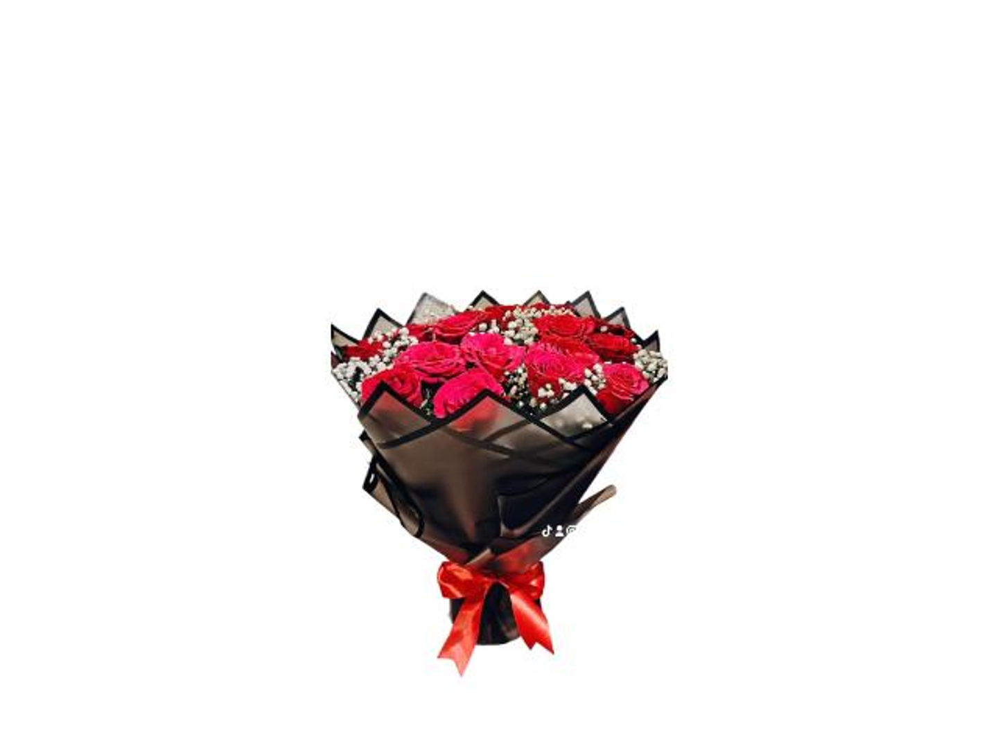 بوكيه جوري احمر وسط تغليف اسود
