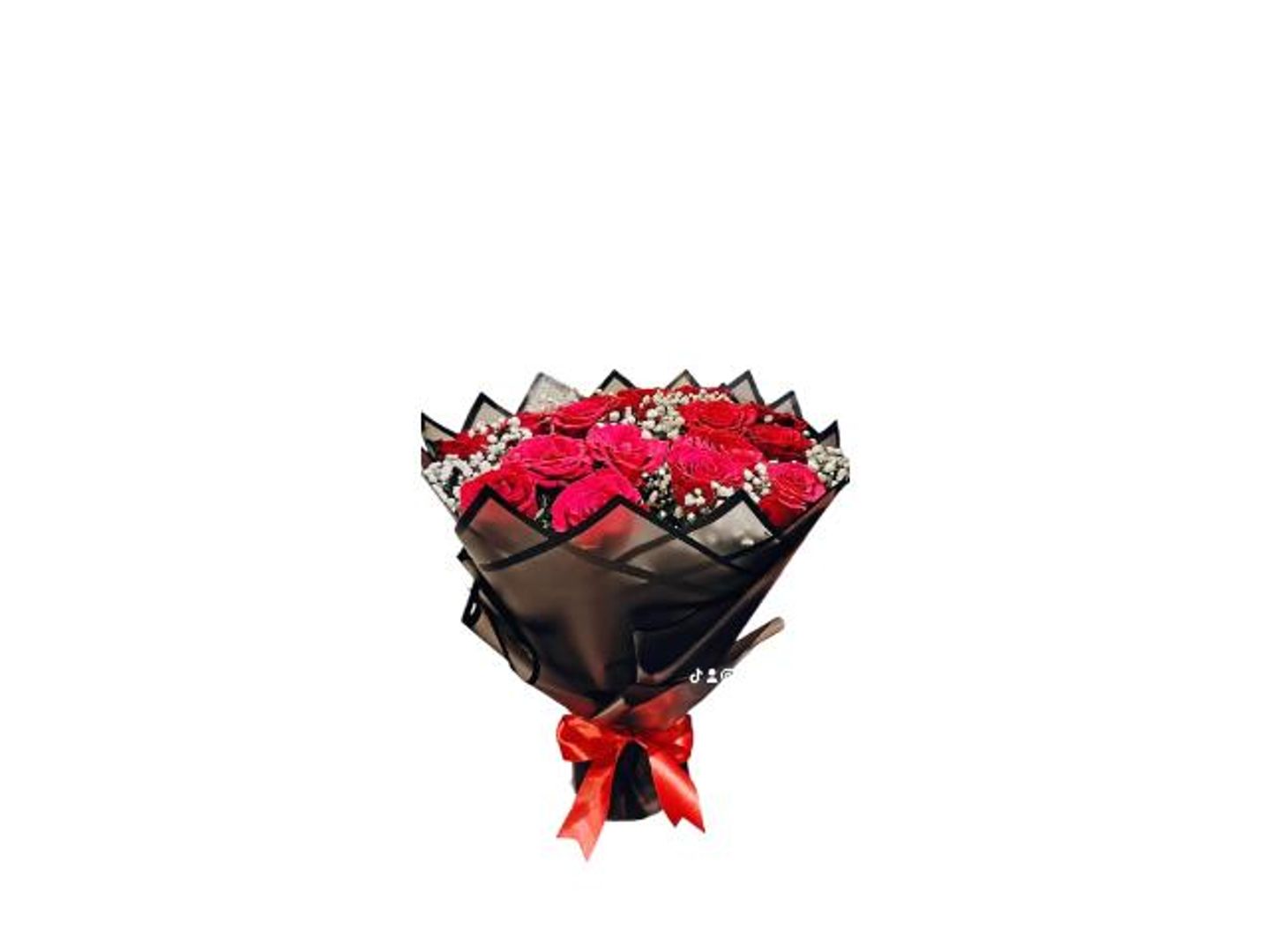 بوكيه جوري احمر وسط تغليف اسود