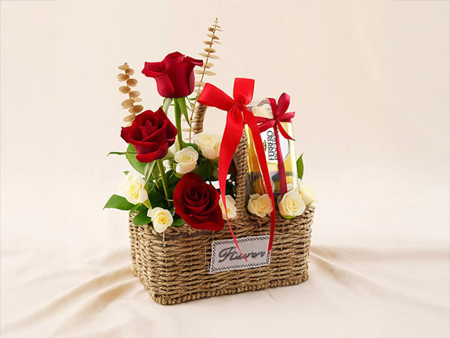 سلة ورود حمراء مع فيريرو روشيه