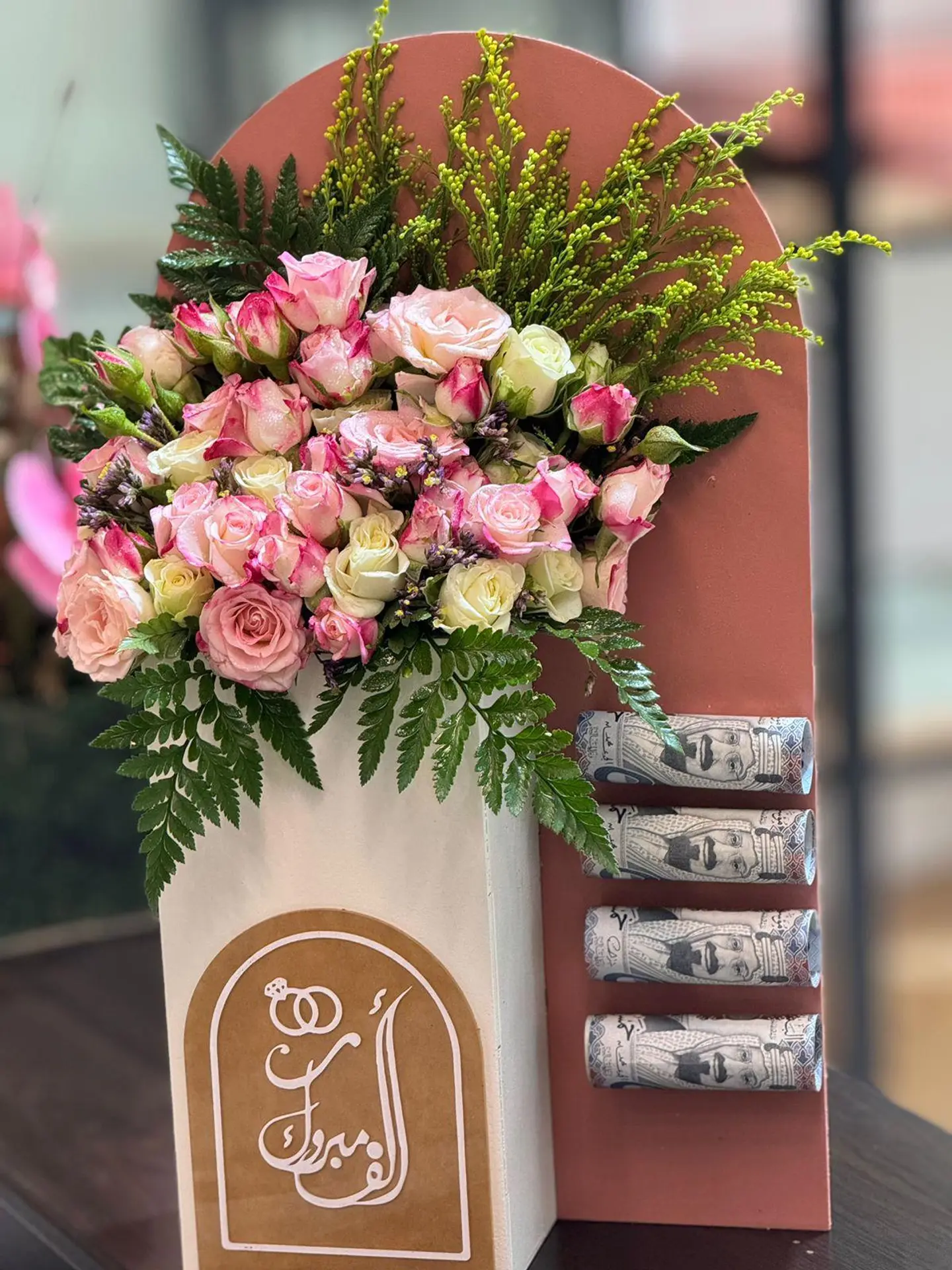 بكس خشب مع الورد الفاخر