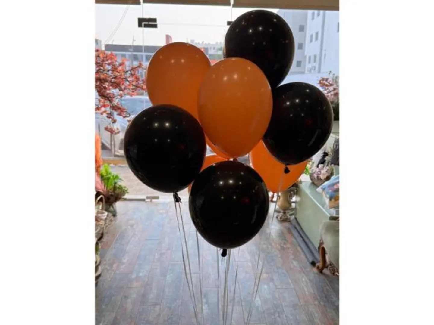 بلونات هيليوم سوداء وبرتقاليه