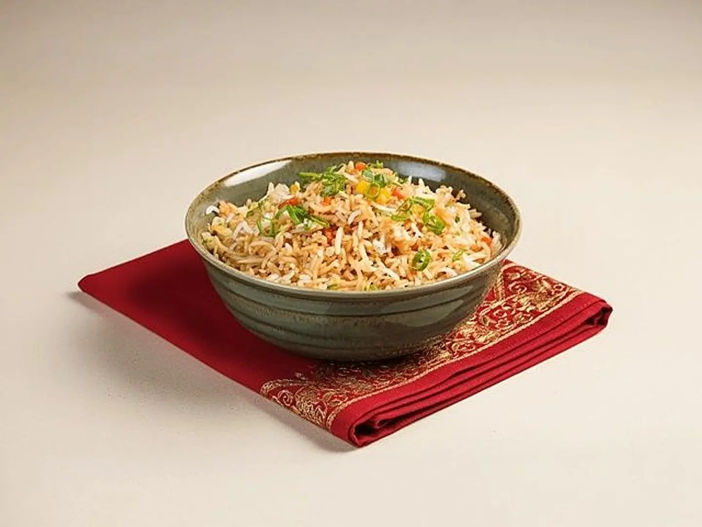 أرز مقلي بالدجاج والخضروات