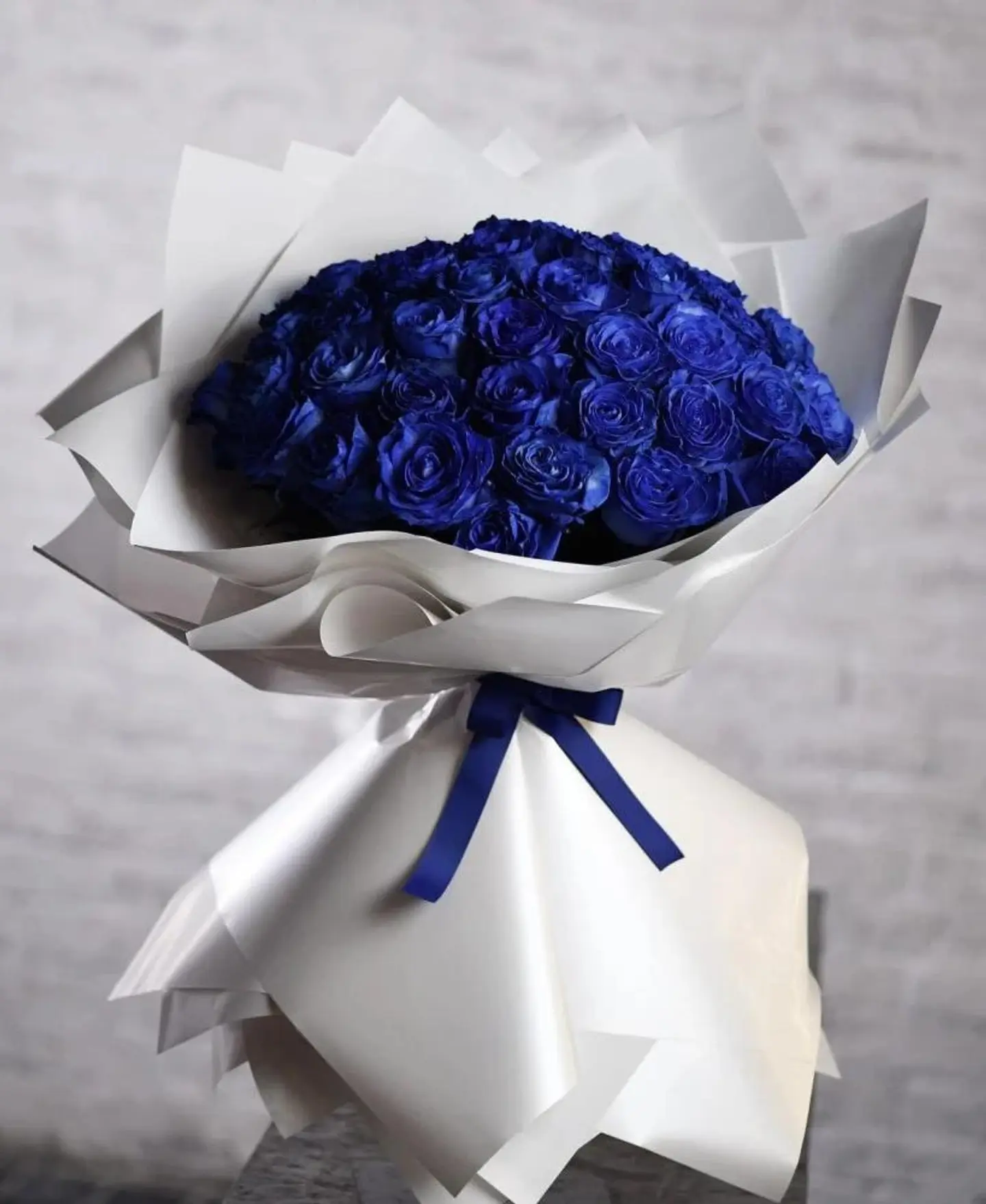 بوكيه رصاصي ورد جوري ازرق