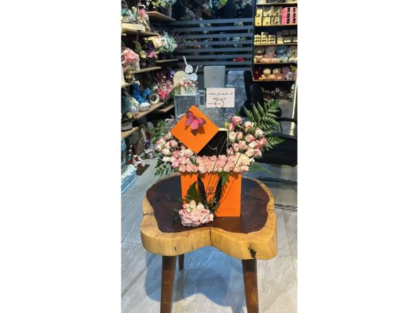 ستاند ورد طبيعي مع سلسال