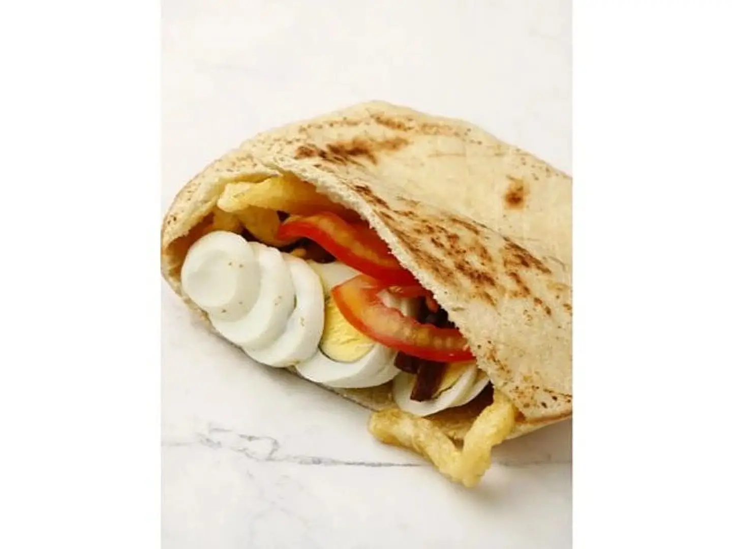 سندوتش طعمية مشكل بالبيض