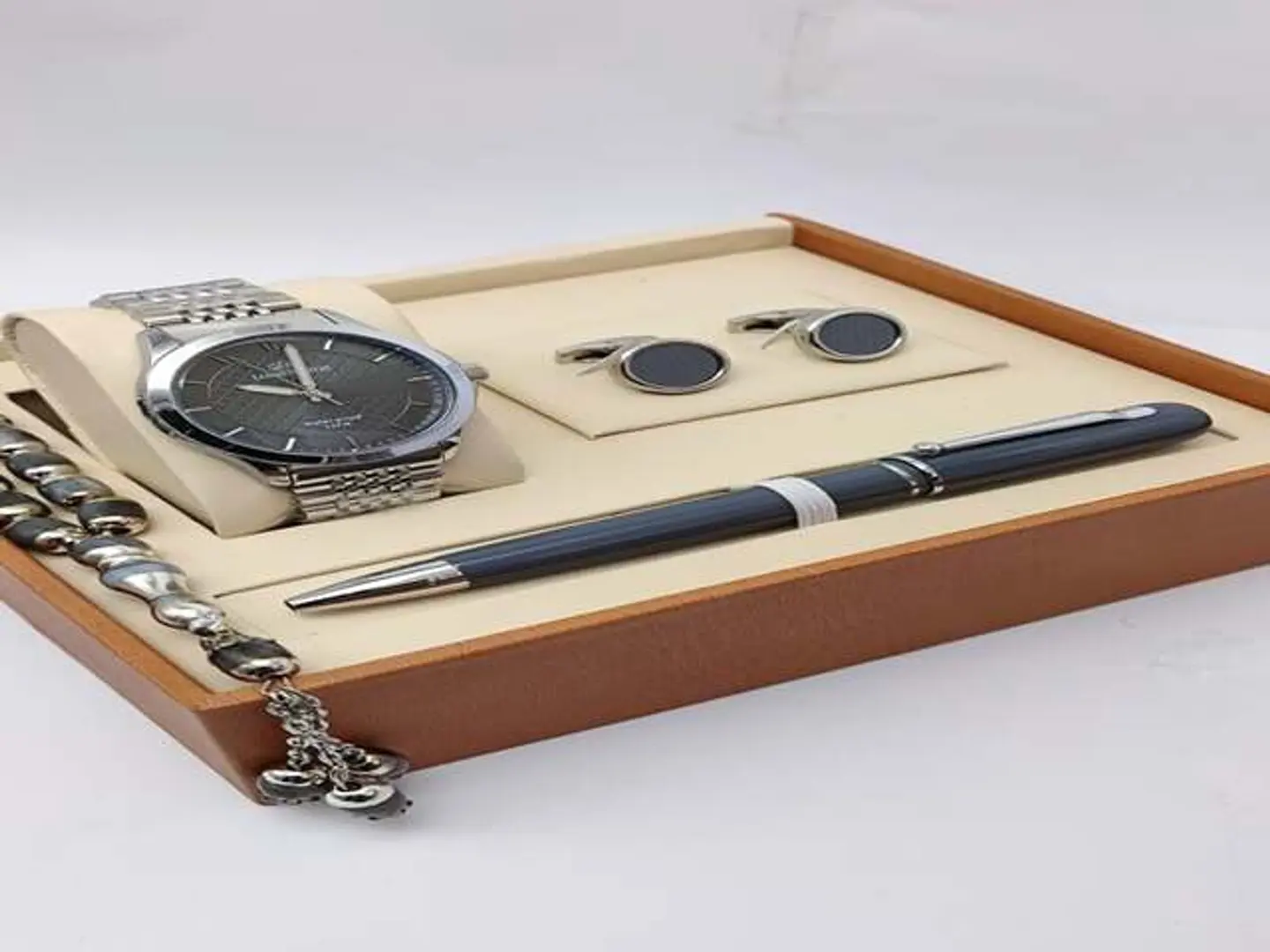 طقم هدايا رجالي فاخر - رمز الأناقة والتميز13