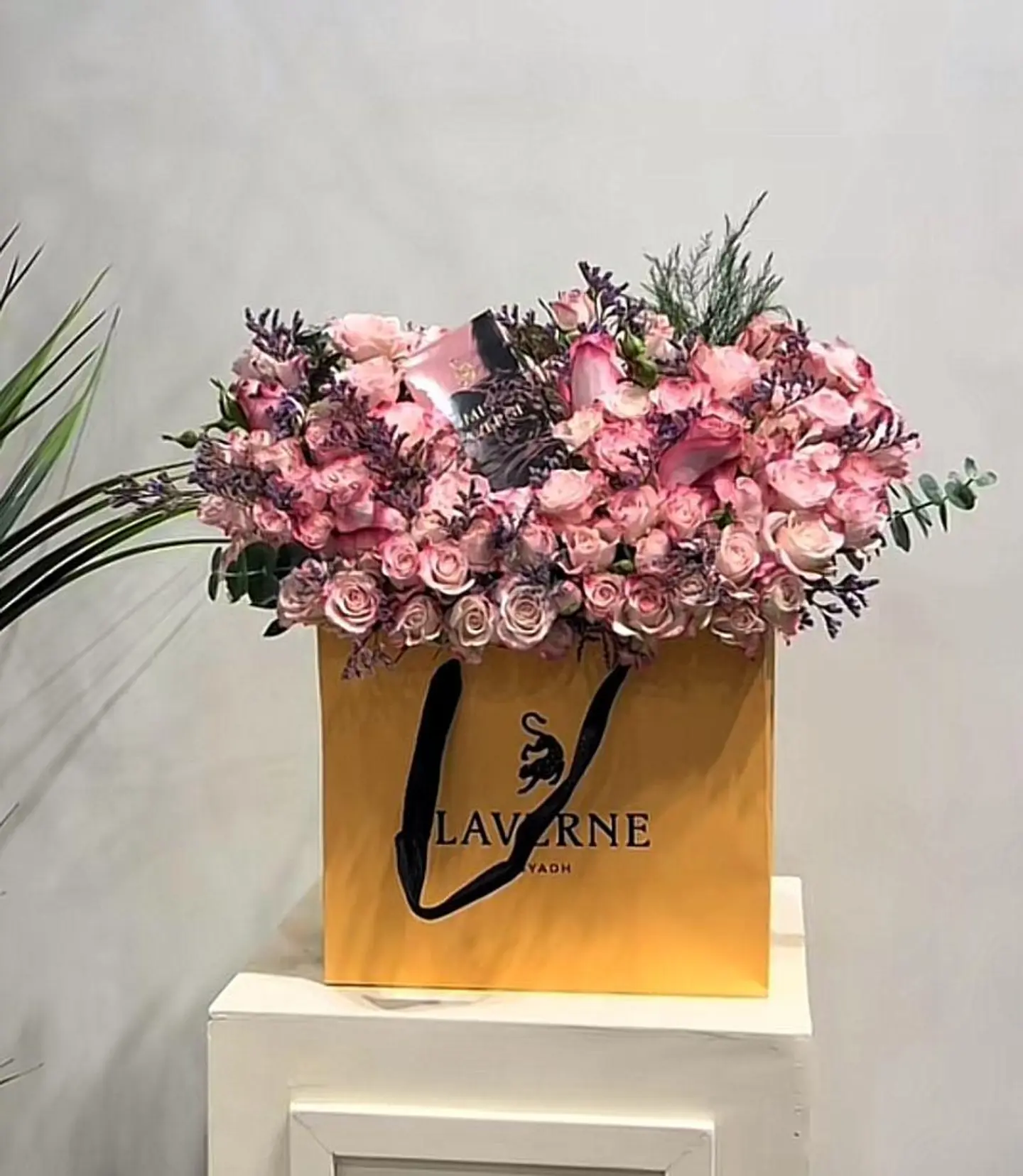 بوكيه ورد مع عطر من لافيران