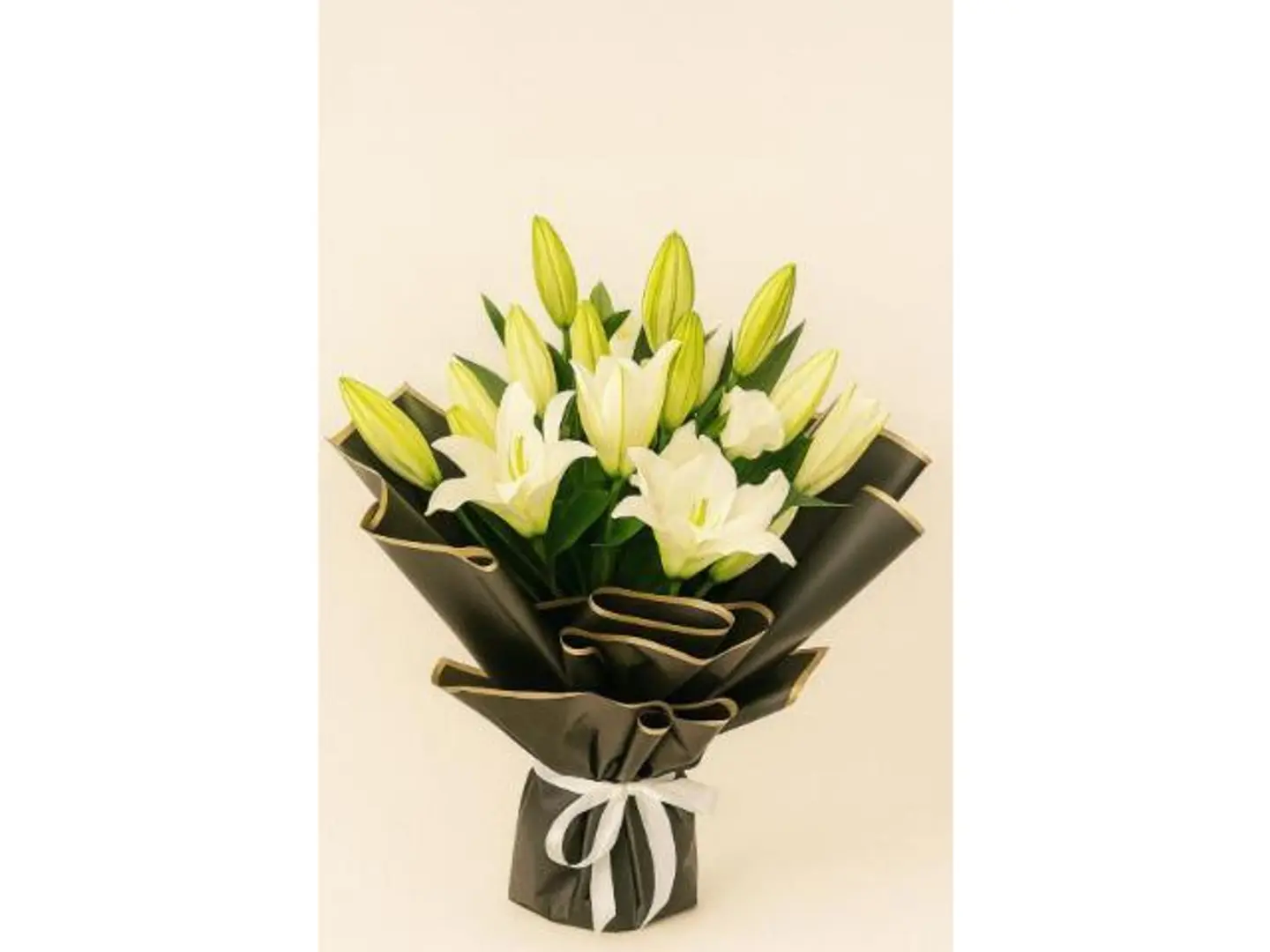 تنسيق زهور حمراء مع بوكس أبيض