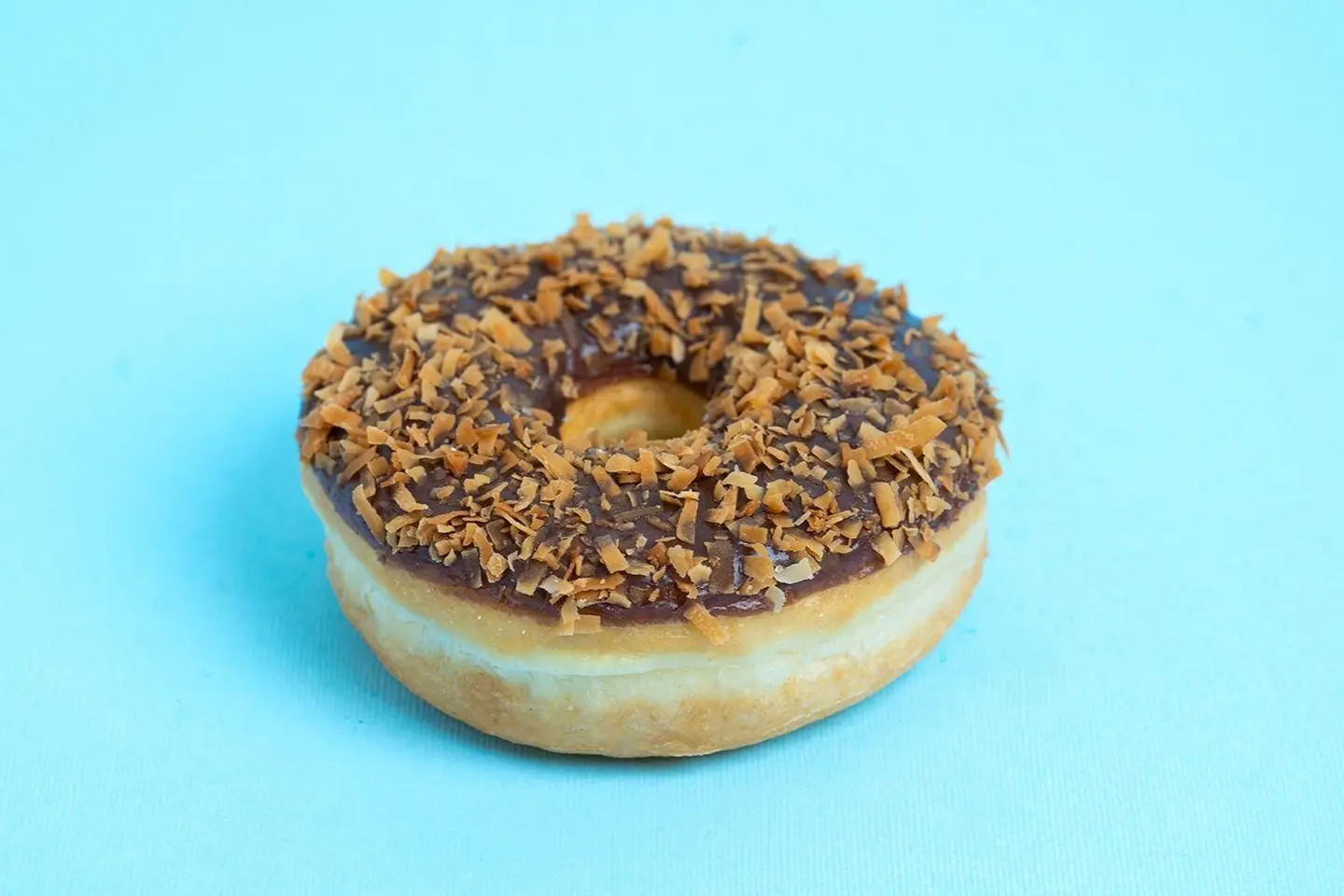 دونات جوز الهند المحمر