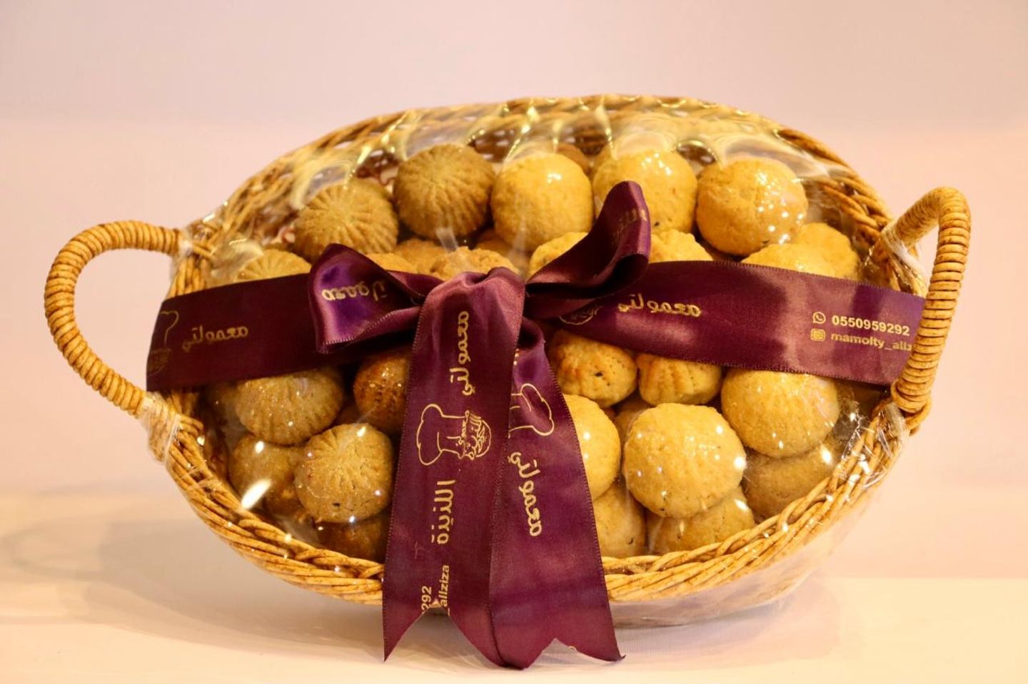 Small Oval Light Basket Of Maamoul With Engraved And Smoked Cream