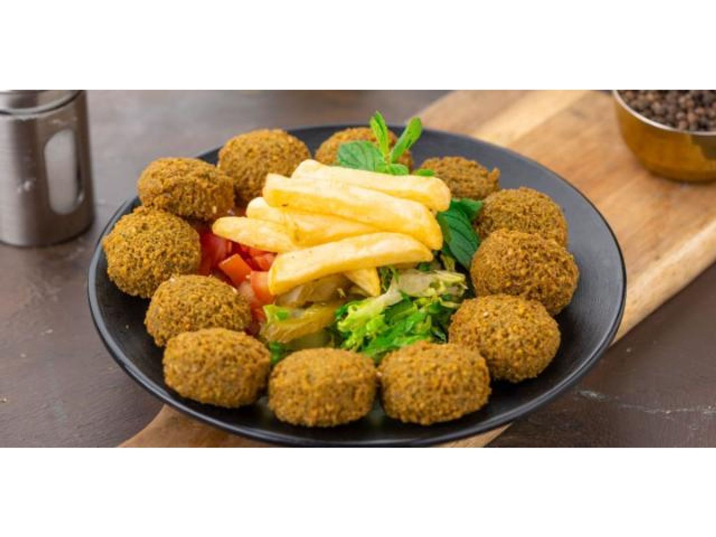 طعمية وسلطة و بطاطس