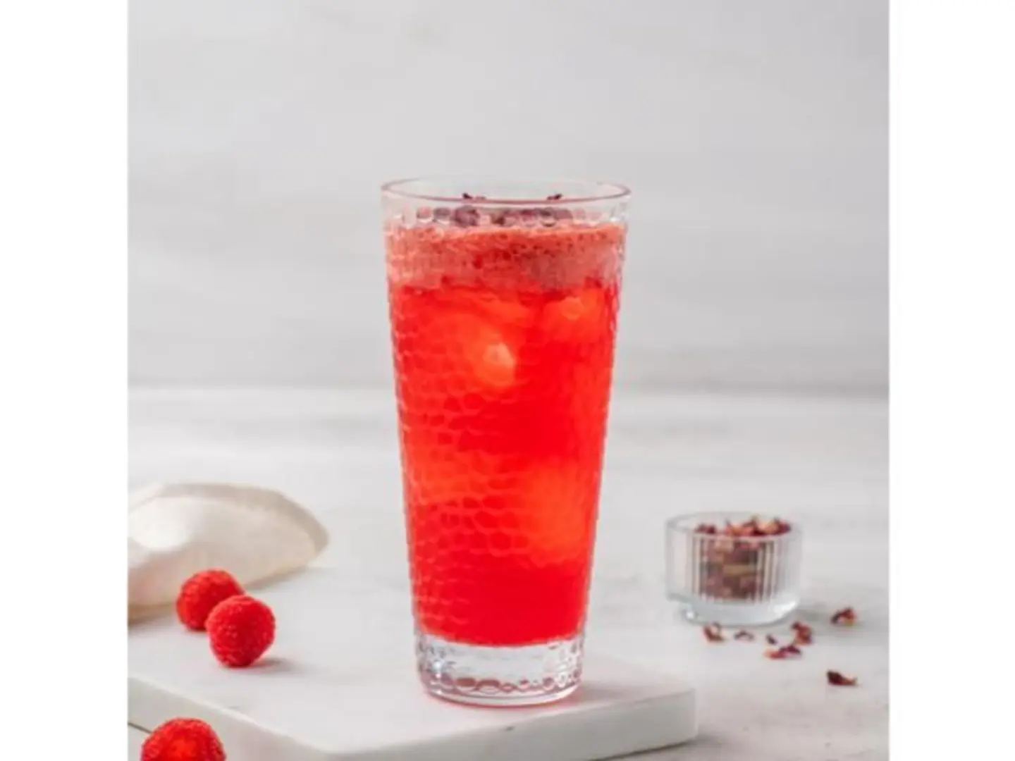 شاي مثلج بتوت العليق والورد