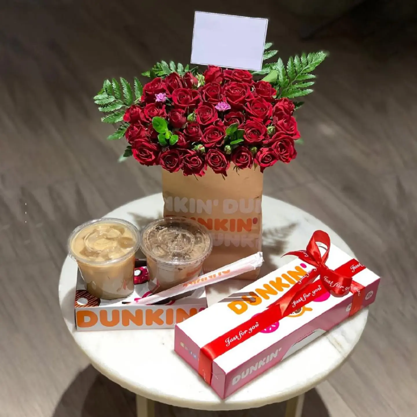 تنسيق فاخر من الورد مع قهوة