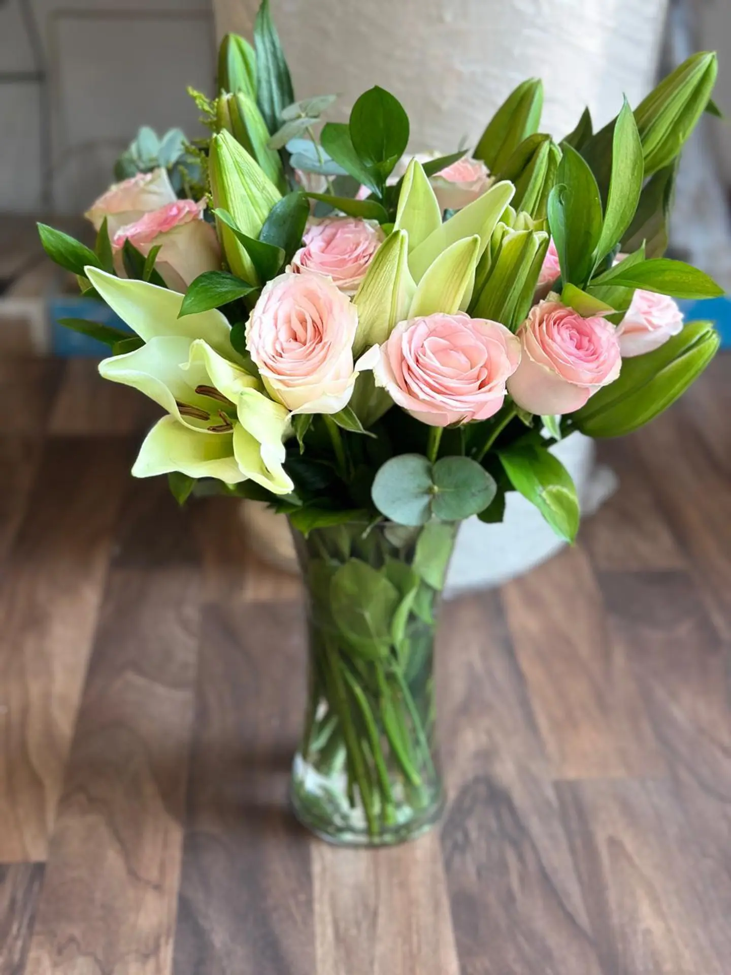 4 Lilless White 15 Lite Pink Roses With Vase