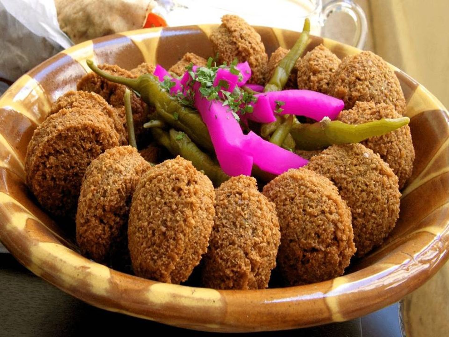 صحن مشكل فلافل وسط