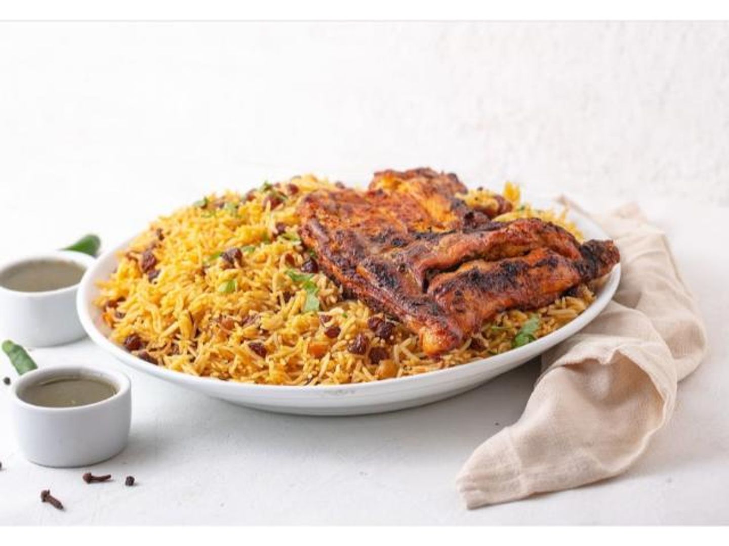 نص حبة دجاج على الفحم مع أرز