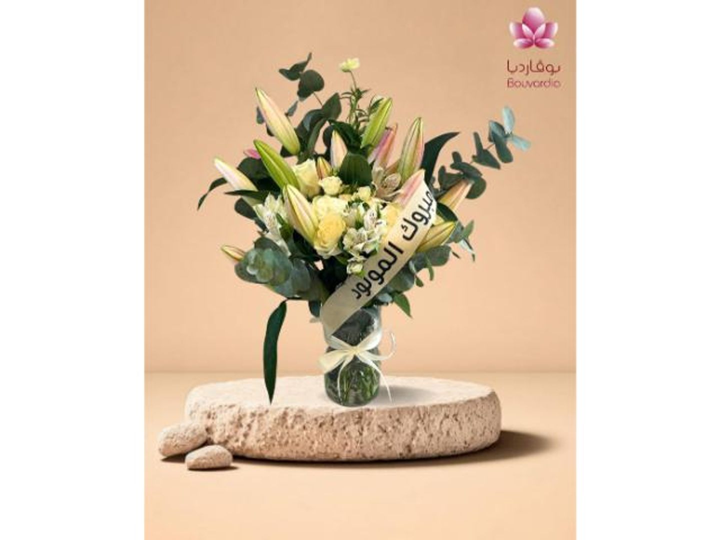 فازة شفافة ورد طبيعي