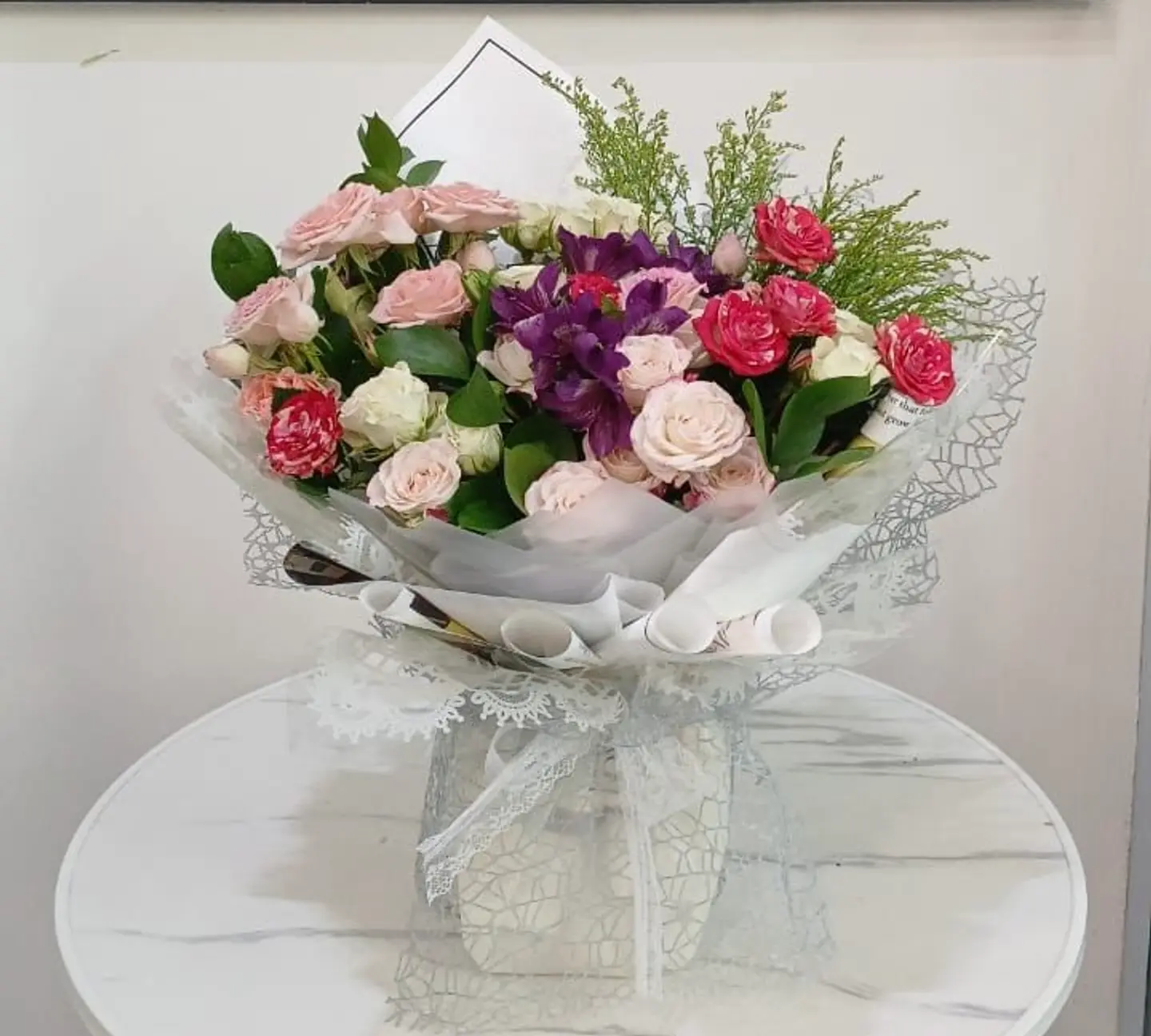 حديقة الورد المتفتحة بألوان المشاعر الساحرة