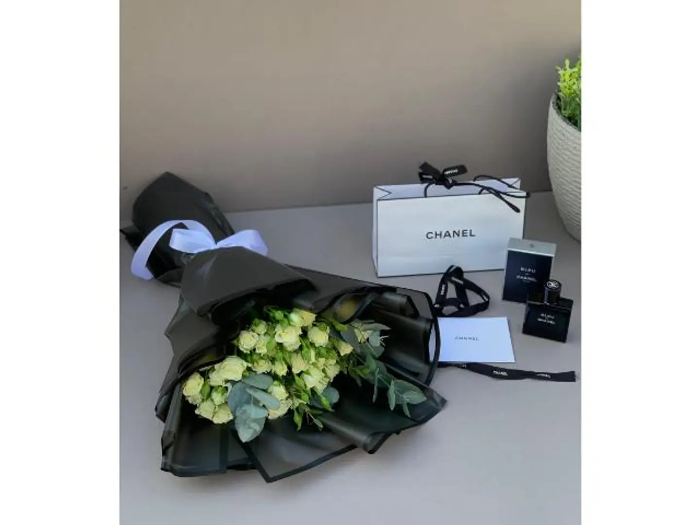 عطر بلو شانيل مع بوكيه