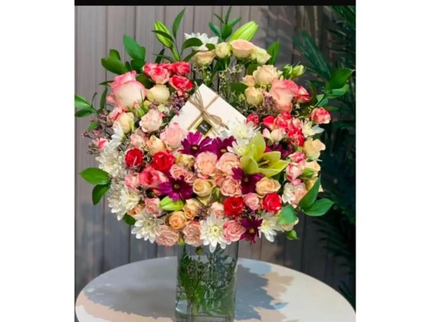 شوكولا باتشي ربع كيلو مع فازه مكس ورد