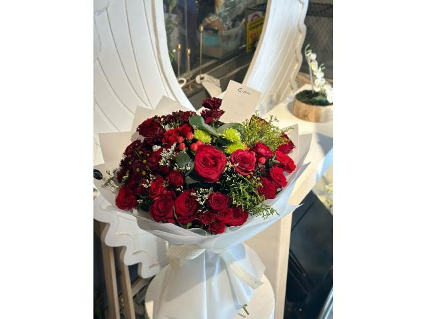 باقه ورد احمر واكسسوارات هولندي
