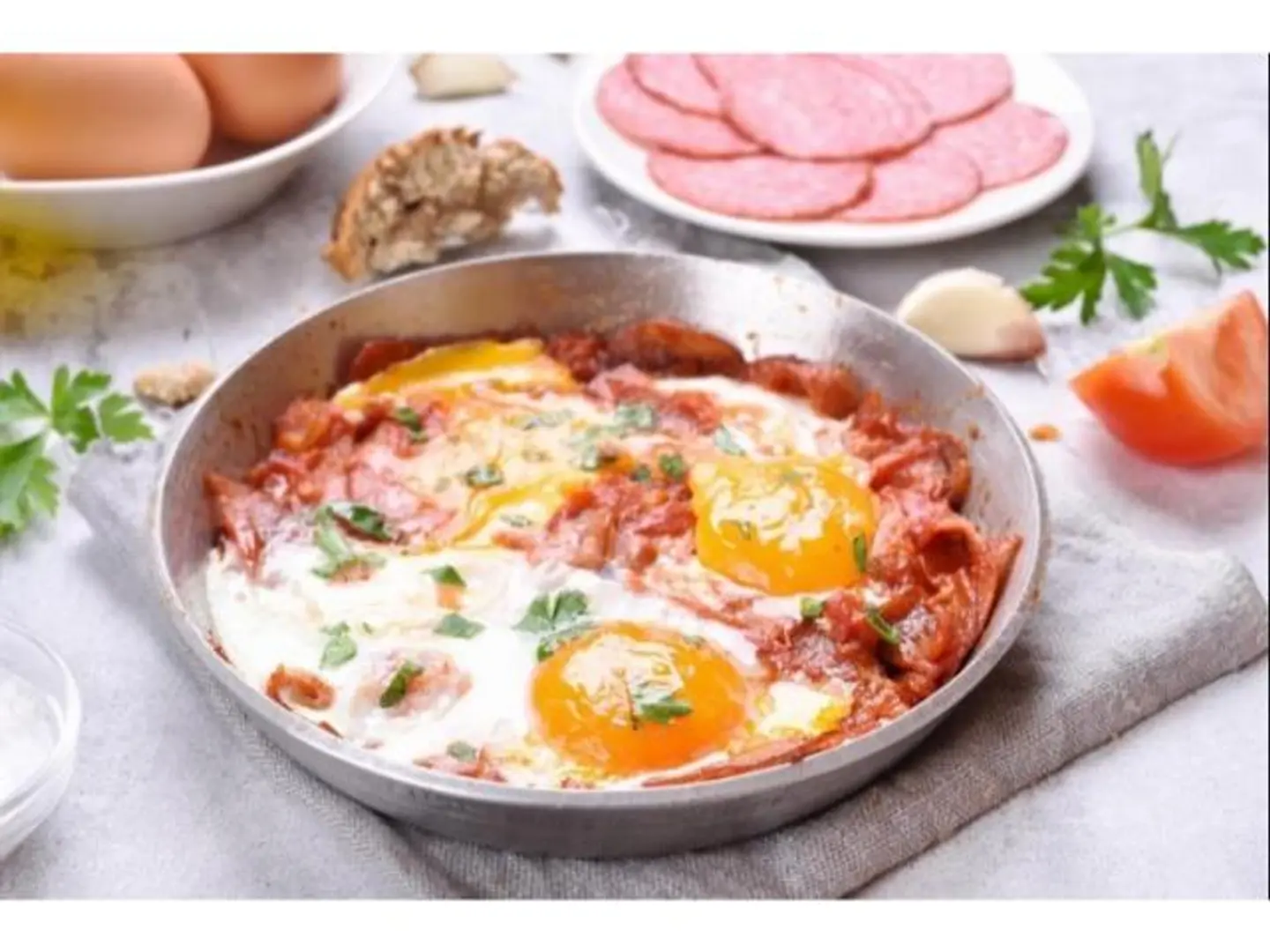 طبق بيض أومليت بالبسطرمة