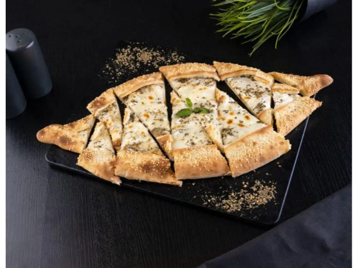 قارب لبنة بالزعتر