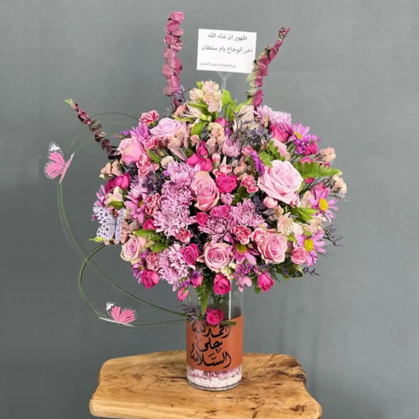 فازة الأناقة – تنسيق ورد فاخر في فازة طويلة