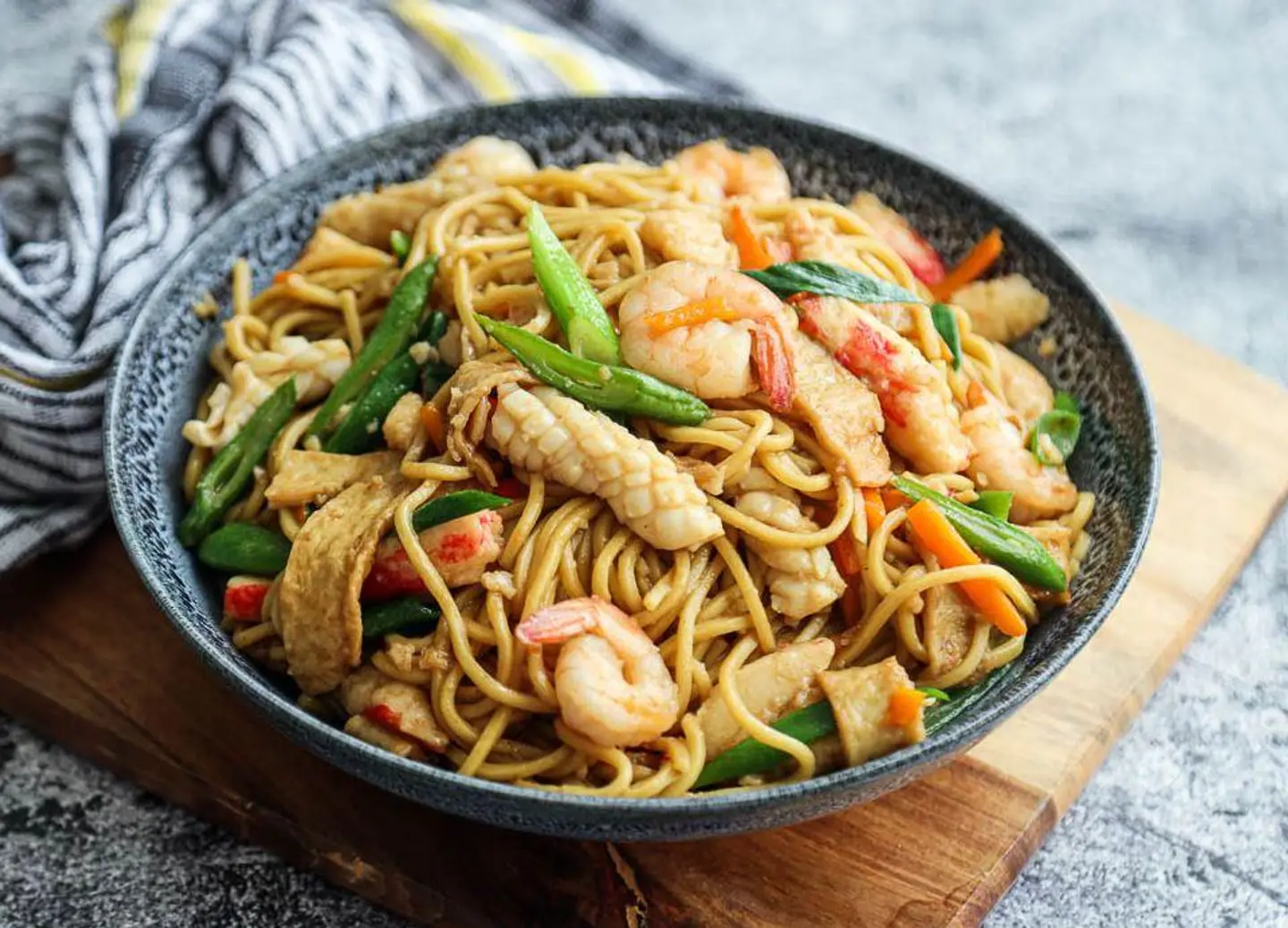 نودلز مقلية بالمأكولات البحرية