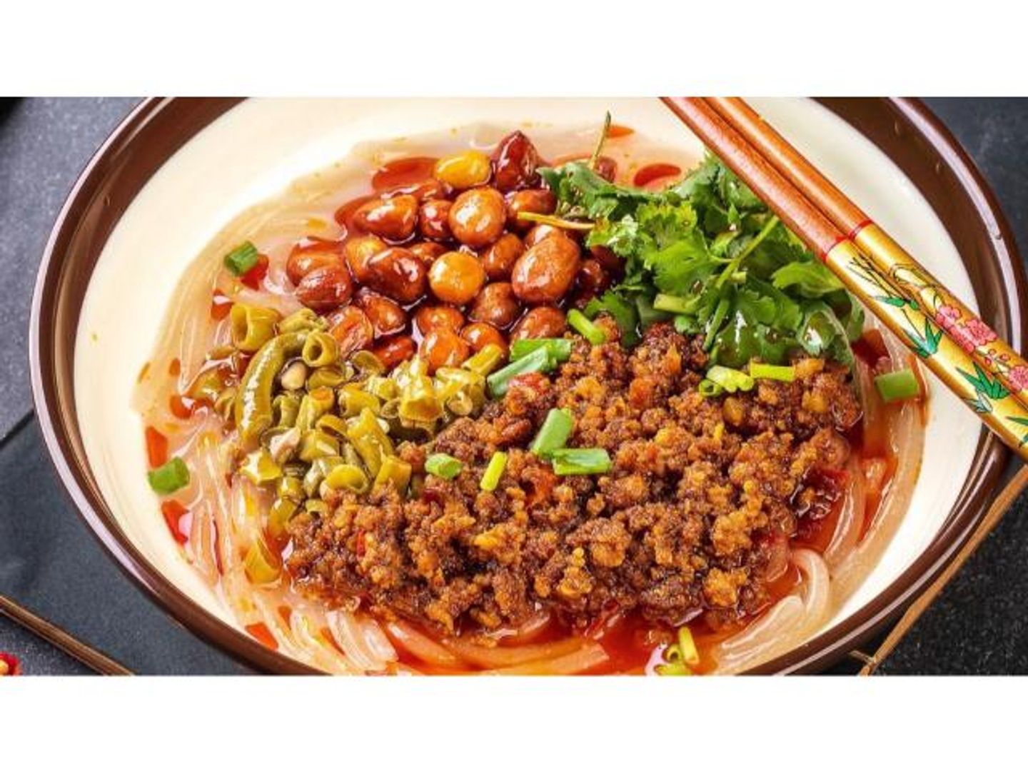 نودلز الأرز الحارة والحامضة