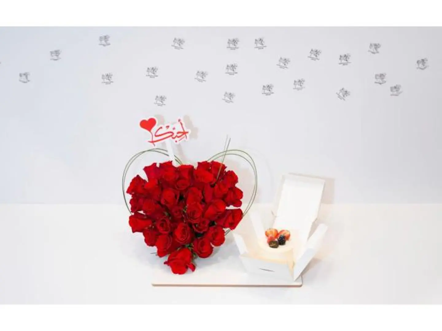 كيكة كانديرا مع قلب الورد الاحمر