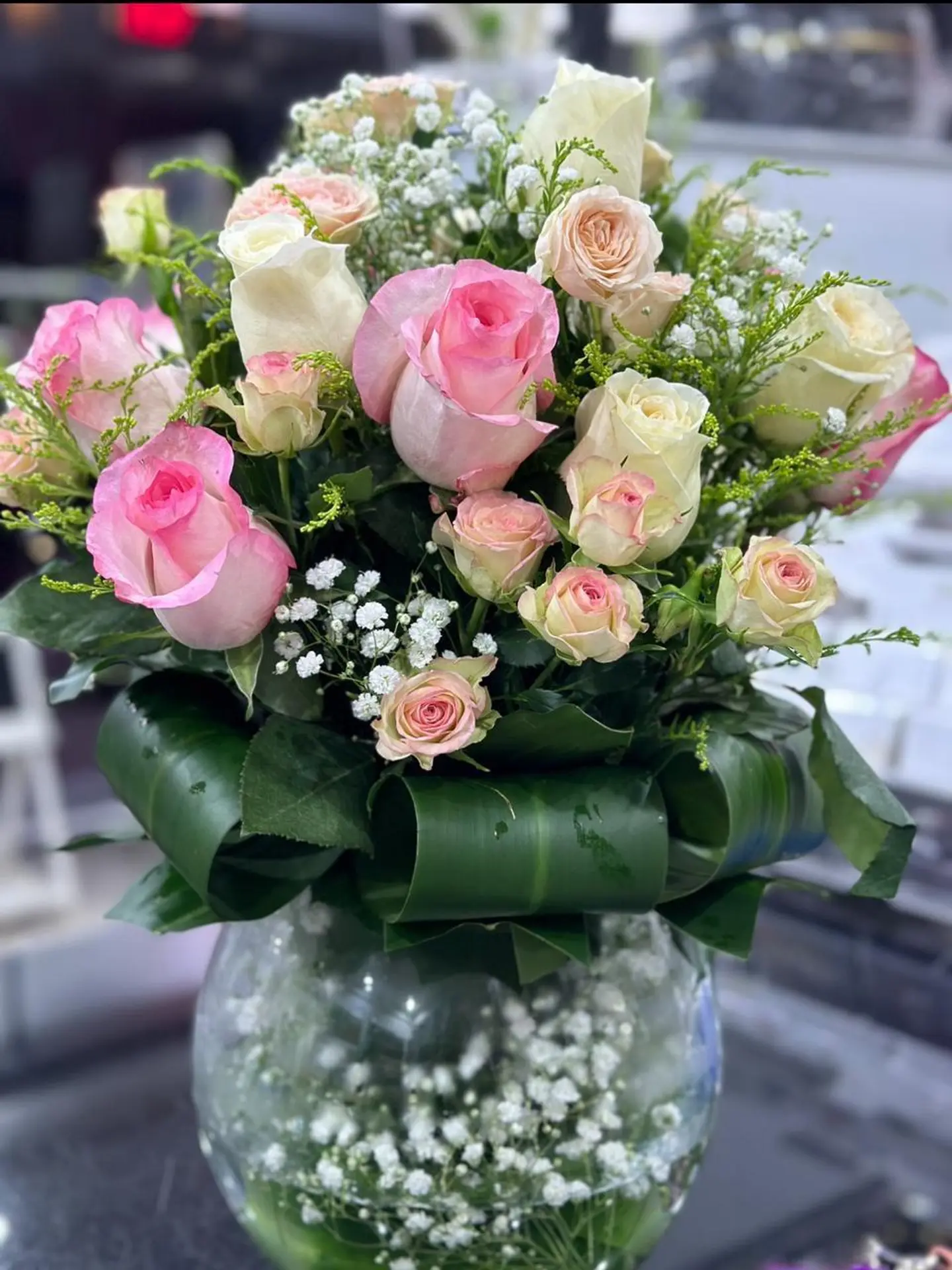 مزهرية زهور متعددة الألوان