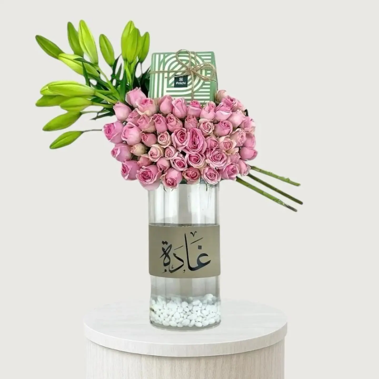 فازة ورد فخمه مع شكلاته