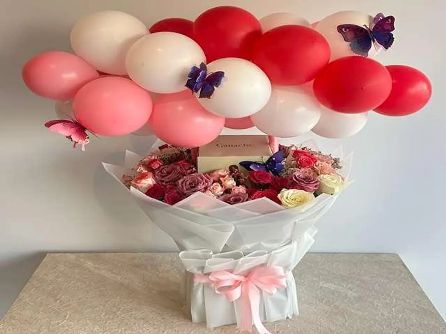 باقة ألوان الفرح مع كيك جاناش الفراولة والتوت