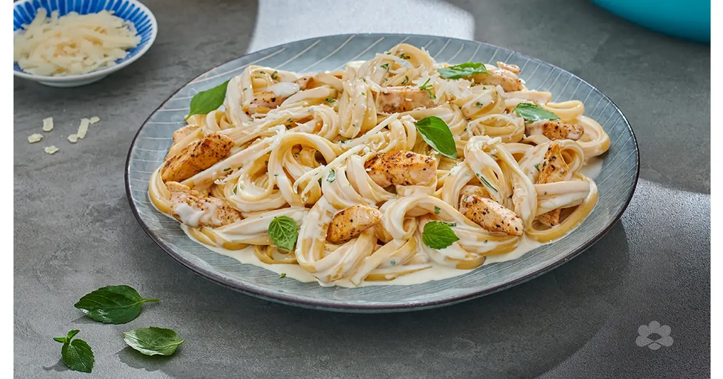 معكرونة فيتوتشيني بالدجاج