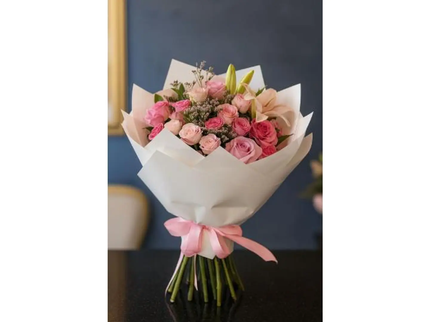 ورد وردي مع زنابق جميلة