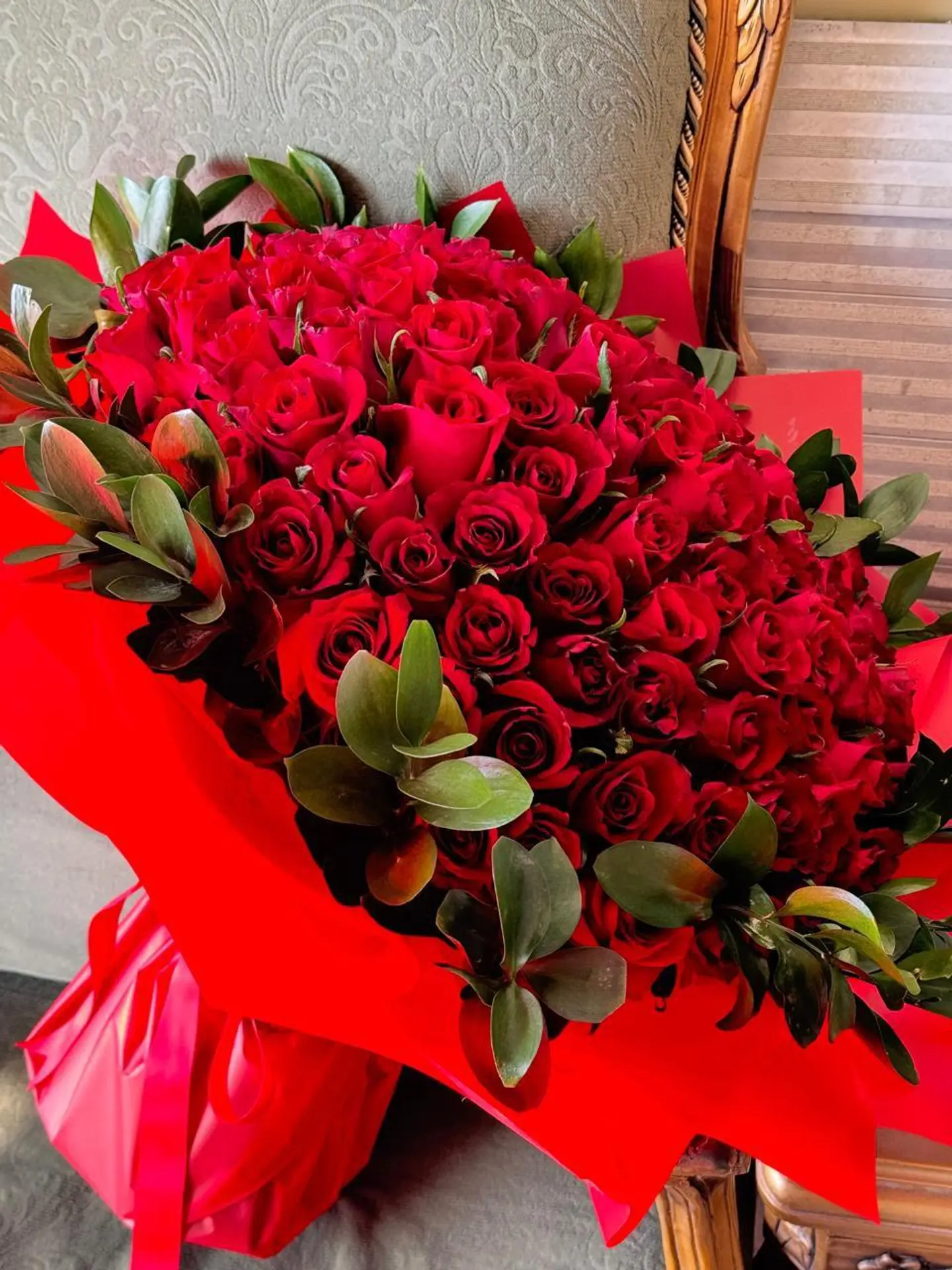 200 Red Roses Bouquet Flower With Ruscuse