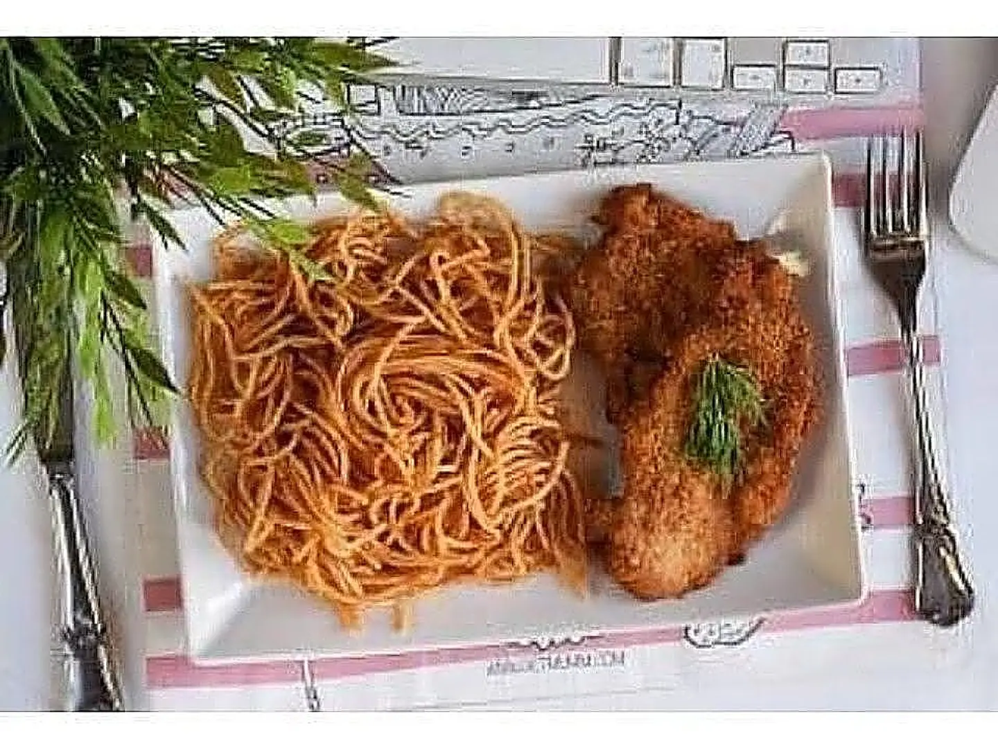 وجبة الأطفال مكرونة وبانية