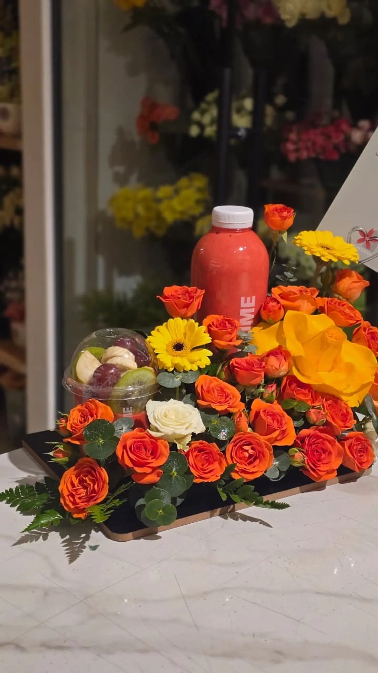 تنسيق لعصير كوكتيل كبير وسلطة فواكه من وقت العصير