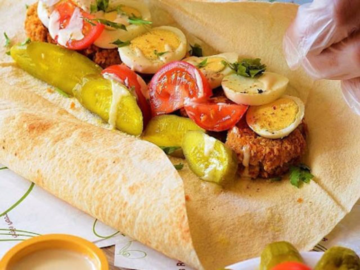 سندوتش طعمية خبز مع بيض