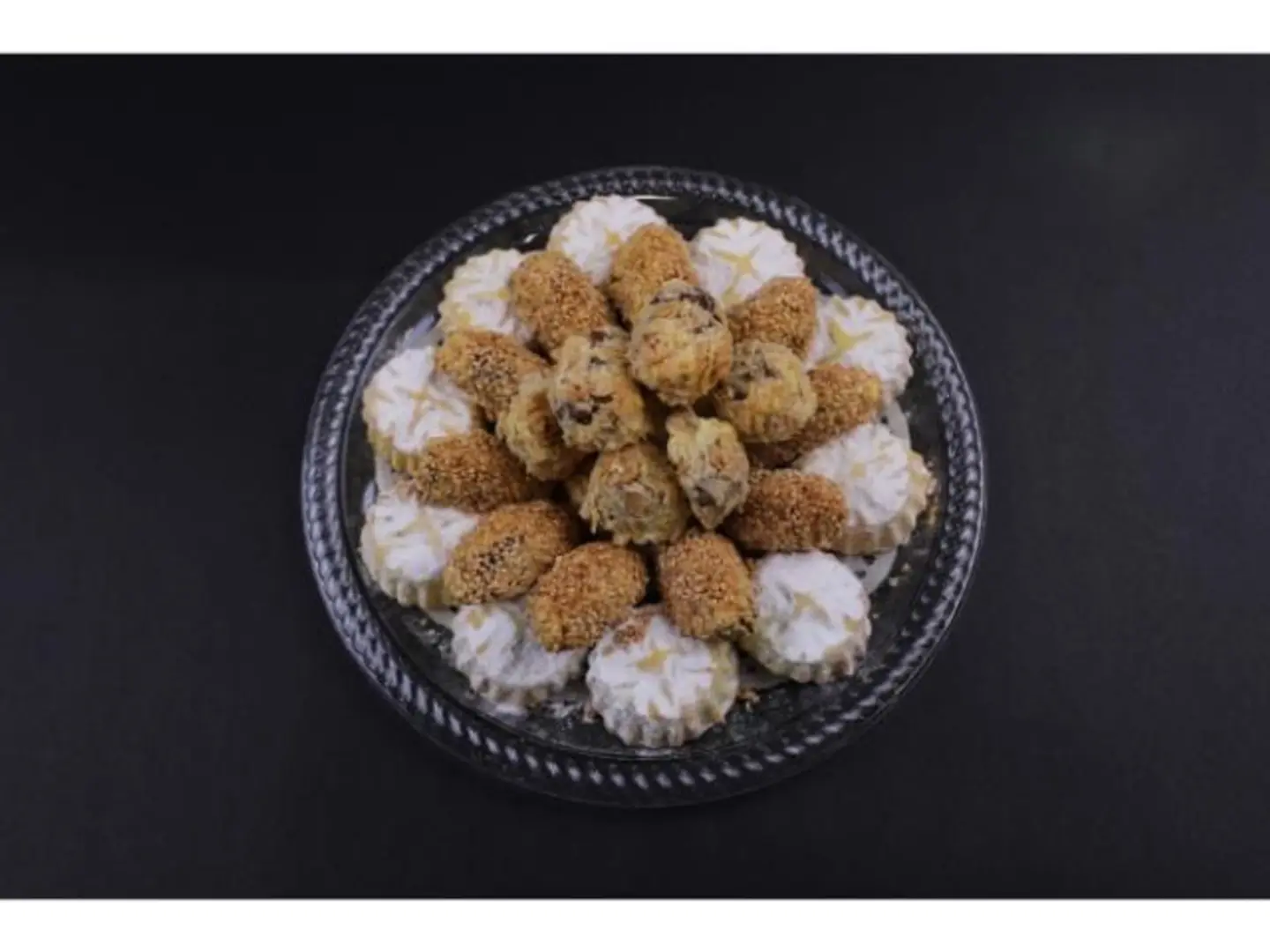 Date Ma'amoul With Powdered Sugar