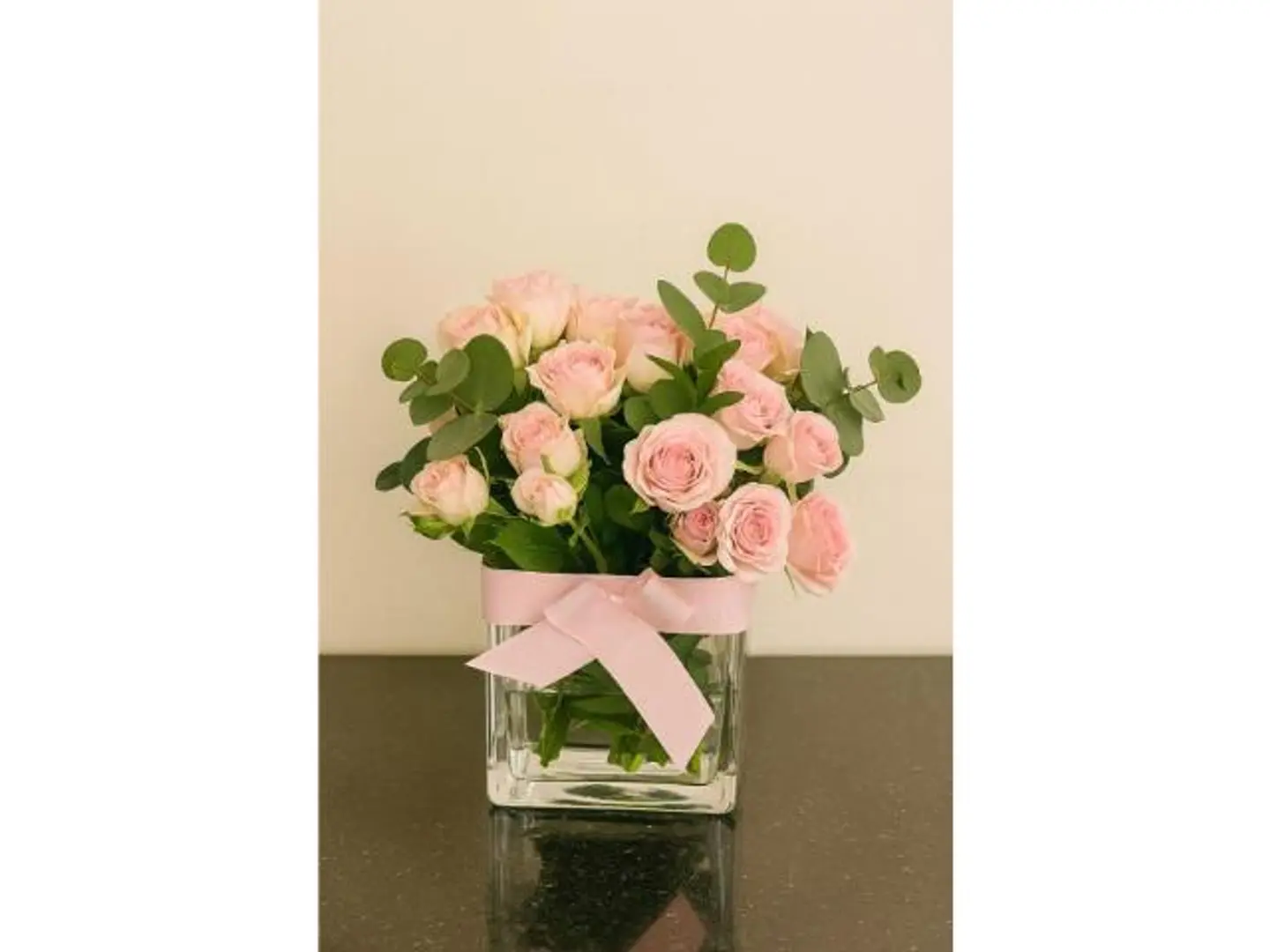 ورد بنك مع فازه